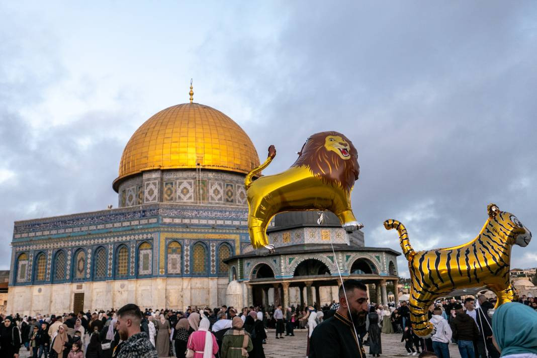 İsrail’in kısıtlamalarına rağmen akın ettiler: 120 Bin Filistinli Mescid-i Aksa’da saf tuttu - Resim: 1